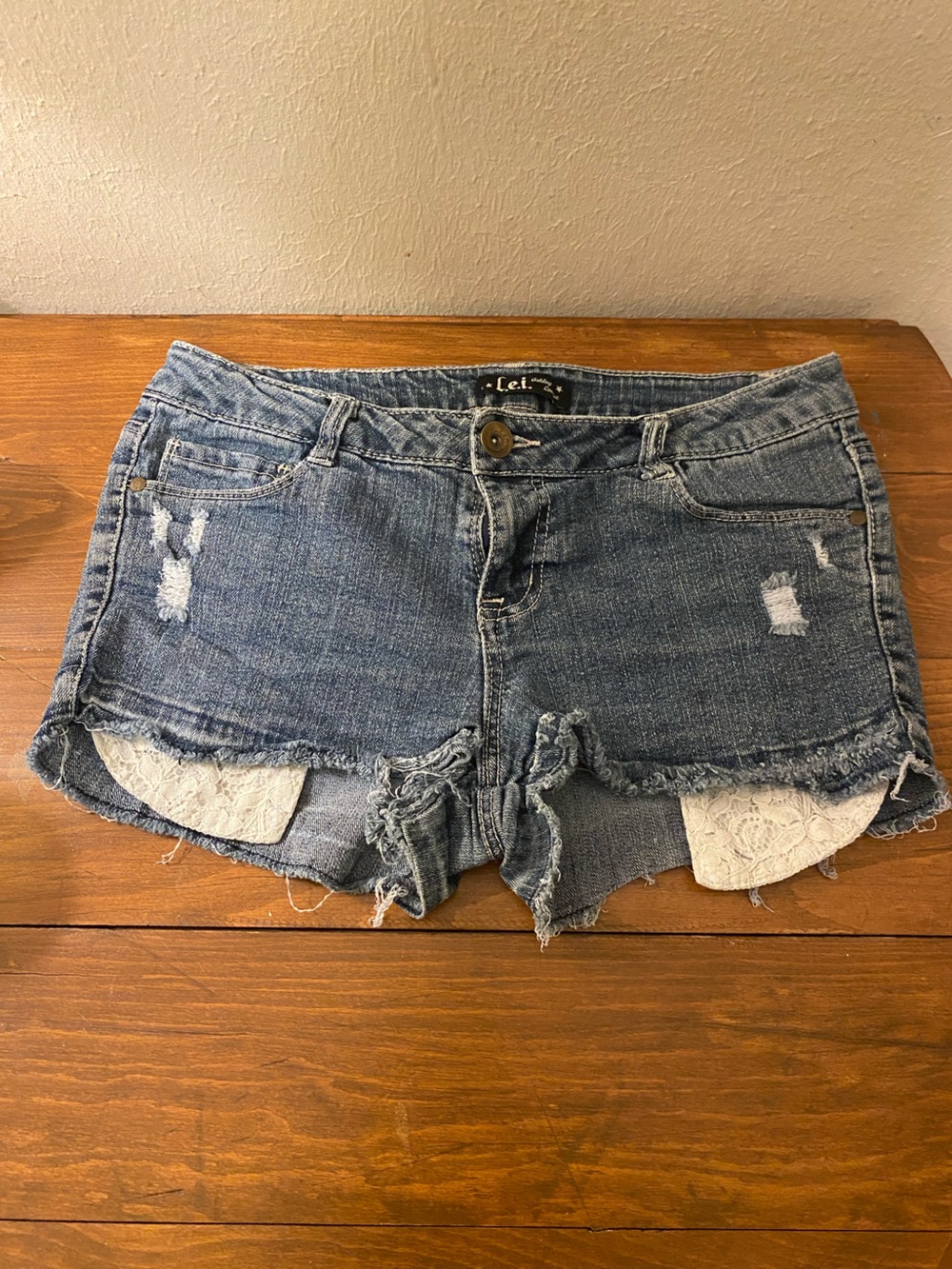 LEI Y2K Juniors Women’s SZ11 Low Rise Shorts W Embroidered Floral Pockets
